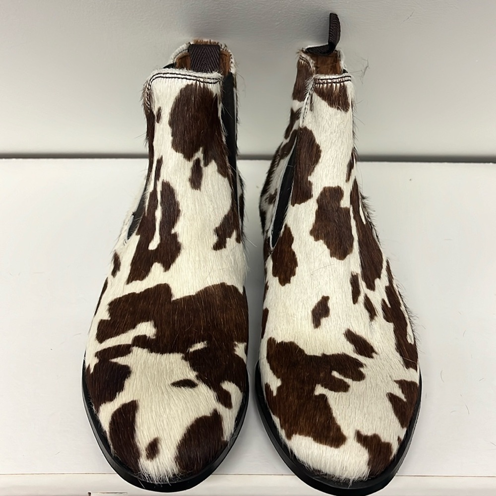 NWOB two24 Ariat cow hair on booties